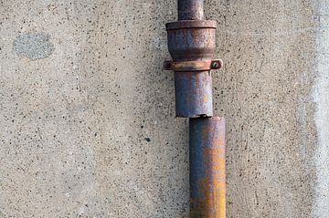 Rainwater pipe on a façade by Karsten Rahn