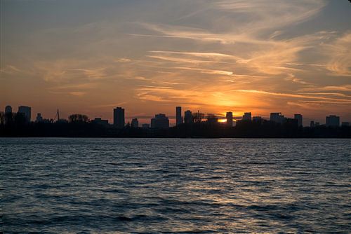 Zonsondergang achter Rotterdam