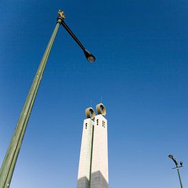 Between two lampposts von Frank Diepeveen