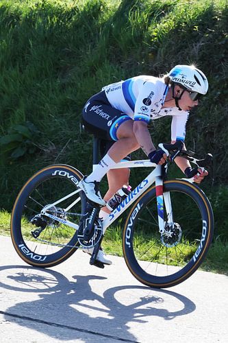 Lorena Wiebes round of Flanders shiny star on helmet