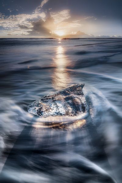 Eisbrocken der Gletscherlagune Jökulsarlon am Strand von Island von Voss Fine Art Fotografie