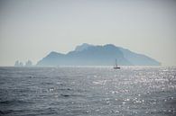 A sailboat sails off an island on the Amalfi coast in Italy by Esther esbes - kleurrijke reisfotografie thumbnail