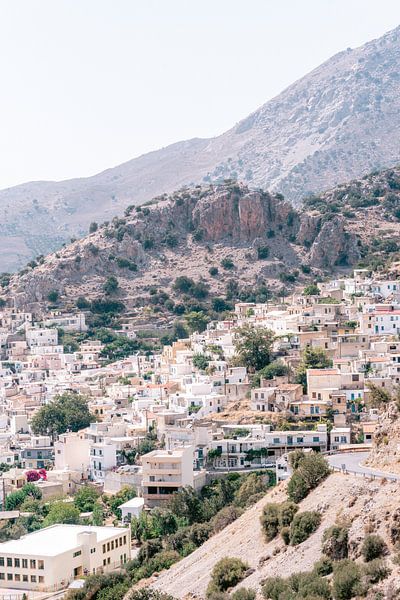 Stadt in Kreta, Griechenland - Stadt Reisefotografie Druck - Fine Art Photography Pastellfarben von Kaylee Burger