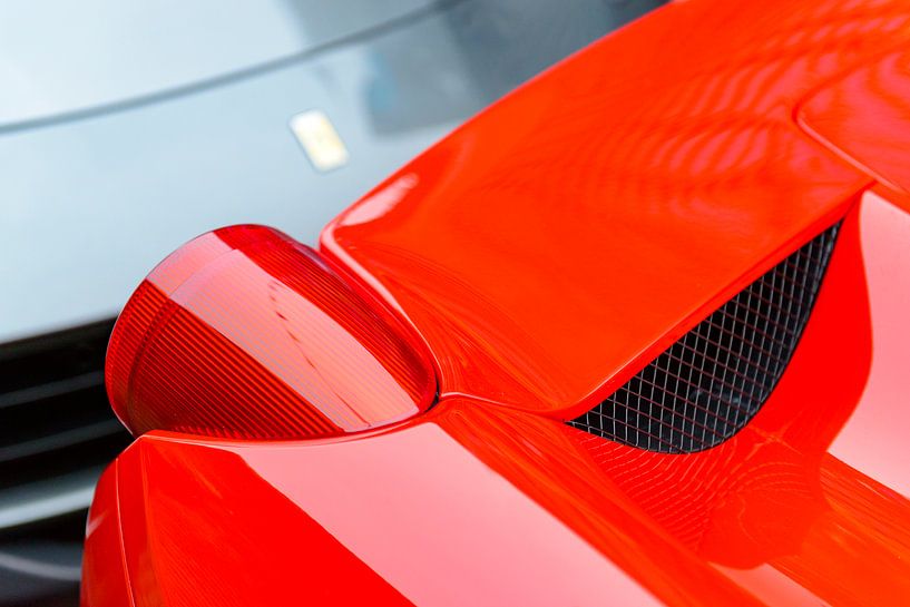 Ferrari 458 Italia achterlicht detail met een F12Berlinetta in de achtergrond van Sjoerd van der Wal Fotografie