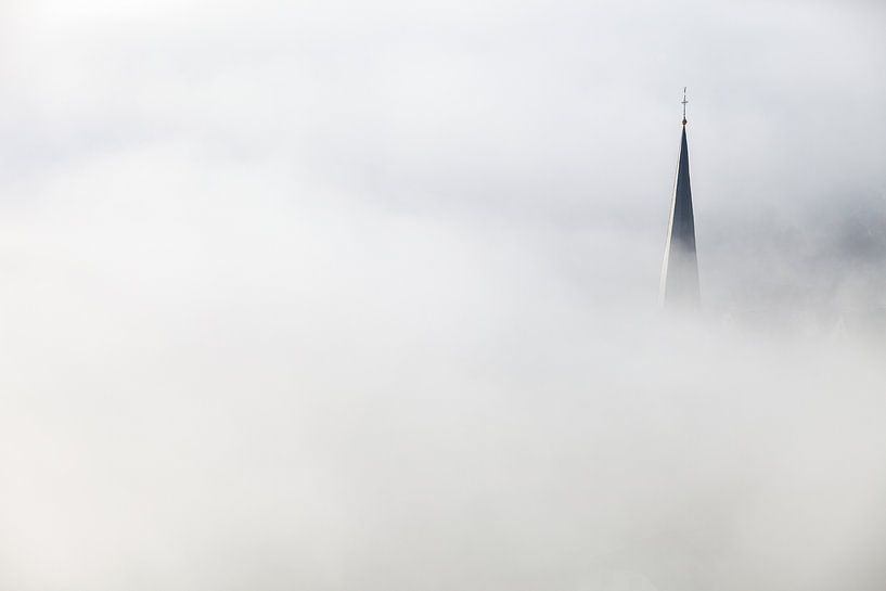 Mist over het dal in het dorp Wolf an der Mosel aan de Moezel in Duitsland van Bas Meelker