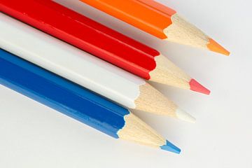 Collectie van bont gekleurde potloden als achtergrond van Tonko Oosterink
