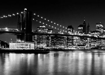 Nacht skyline MANHATTAN Brooklyn Bridge van Melanie Viola