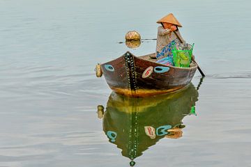 Vietnamese vrouw in traditionele boot
