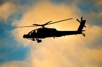 Apache gevechtshelikopter tijdens zonsondergang