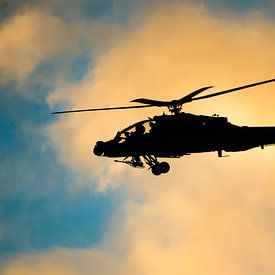 Apache gevechtshelikopter tijdens zonsondergang van Floris Oosterveld