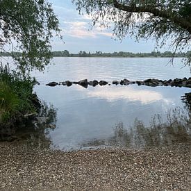 Sitzplätze am Wasser von Ferron Stasse