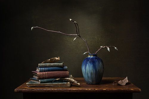 Stillleben mit blauer Vase und alten Büchern