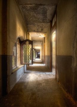 Belle fenêtre dans un couloir abandonné. sur Roman Robroek - Photos de bâtiments abandonnés