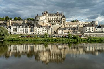 De Loire en het Kasteel van Amboise, Amboise, Frankrijk | Het Ch�teau d'Amboise en de rivier de Loir van Peter Schickert