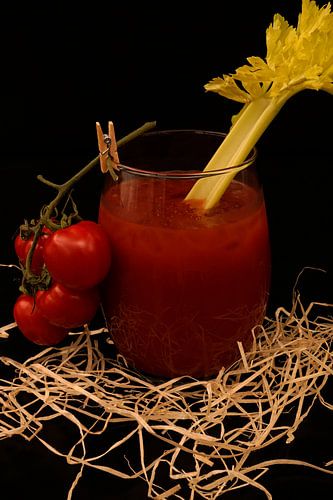 Tomato and gin cocktail met selderij en trostomaten