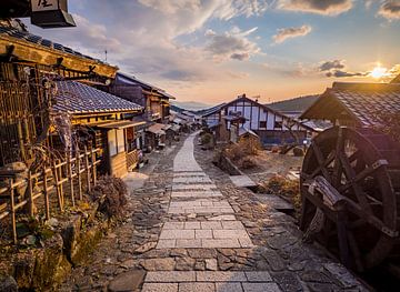 Sonnenuntergang in Magome im Kiso-Tal, Japan von Teun Janssen