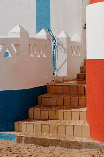 Bunt geflieste Treppe zum Strand in Carvoeiro