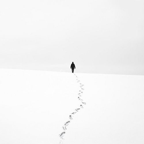 Eenzame stappen in de sneeuw