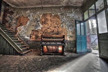 Urbex-Klavier in einem verlassenen Gebäude von Dyon Koning