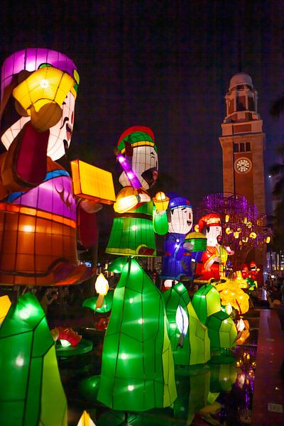 Des poupées colorées devant la Clocktower à Hong Kong par t.ART
