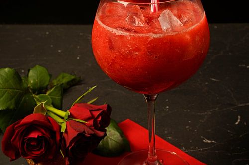 bevroren aardbeien in crush met gin.ed in glazen