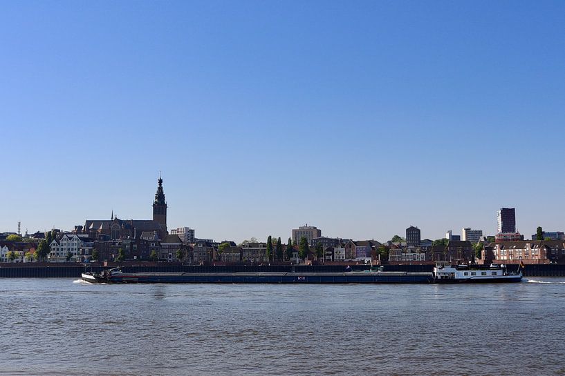 Uitzicht vanaf Lent op Nijmegen by Julia Wezenaar