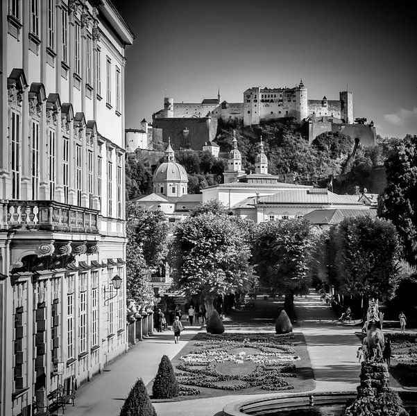 SALZBURG Herrlicher Blick auf die Festung Hohensalzburg | Monochrom  von Melanie Viola