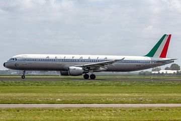 Een fraaie Airbus A321 van Alitalia (EI-IXI) in een retro kleurenschema stijgt op van de Polderbaan. van Jaap van den Berg