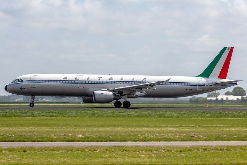 Ein schöner Airbus A321 von Alitalia (EI-IXI) in einem Retro-Farbschema hebt von der Polderbaan ab. von Jaap van den Berg