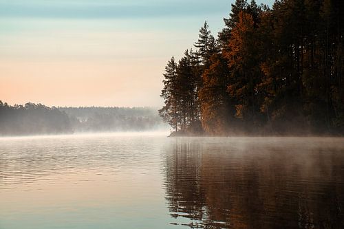 Zonsopgang met mist boven een meer in Zweden, bij zonsopgang