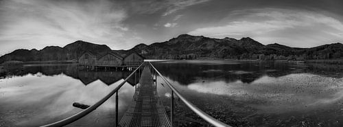 Zonsopgang aan de Kochelsee in Beieren. Zwart-wit beeld.