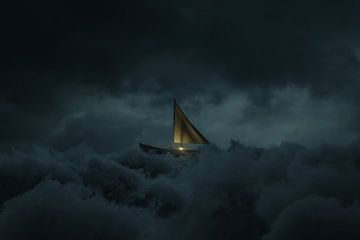 Einzelnes Segelboot schwimmt auf dunklem Wolkenmeer von Besa Art