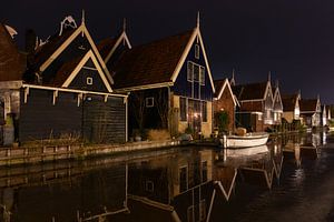 Maisons en rangée le soir au bord de l'eau dans le village pittoresque de De Rijp aux Pays-Bas, au nord d'Amsterdam. sur Bram Lubbers