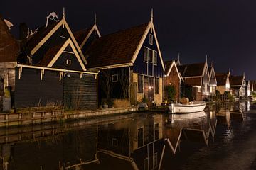 Reihenhäuser am Abend am Wasser in dem malerischen Dorf De Rijp in den Niederlanden nördlich von Amsterdam. von Bram Lubbers