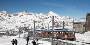 Die Zahnradbahn bei der Einfahrt in die Endstation Gornergrat