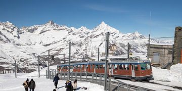 Le chemin de fer du Gornergrat à l'entrée de la station terminale du Gornergrat sur t.ART