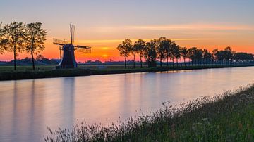 Een zonsopkomst bij de Zwakkenburgermolen van Henk Meijer Photography