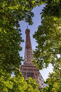 Sous le géant de fer