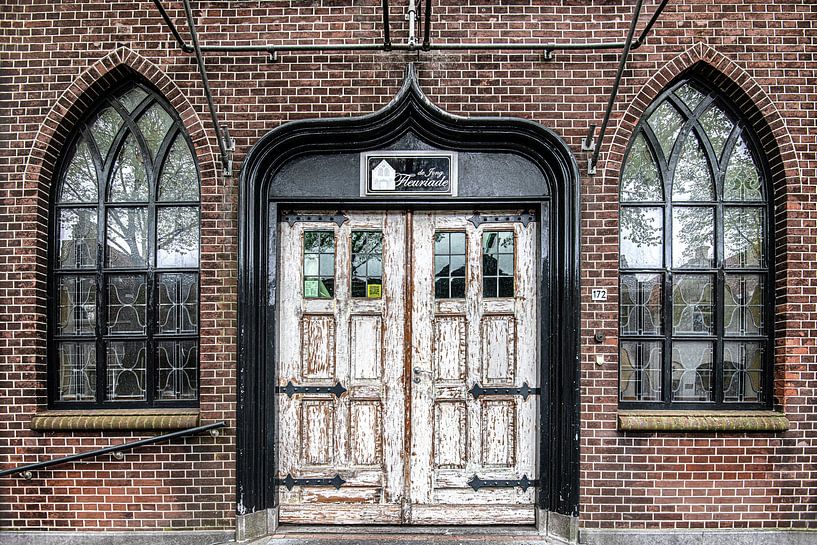Einzigartige Eingangstür einer Kirche in der Westerstraat in Enkhuizen von Harrie Muis