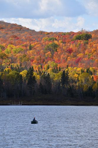 Een visser op het meer in de herfst