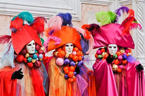 Drie gemaskerde vrouwen op het carnaval in Venetië