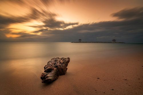 het strand in Sanur op Bali, lange blootstelling zonsopkomstdag