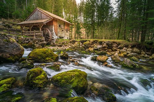 Watermolen bij de Gollinger waterval in Oostenrijk