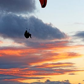 Paraglider by sunset van Yvonne Steenbergen