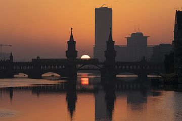 De epische zonsopgang boven de Oberbaumbrücke in Berlijn
