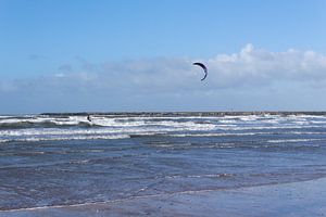 Kitesurfer en wild water