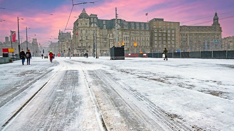Besneeuwd Amsterdam in Nederland in de winter met zonsondergang van Eye on You