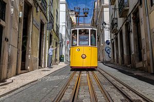 Vieux tramway jaune à Lisbonne