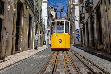 Oude gele tram in Lissabon van Tilo Grellmann
