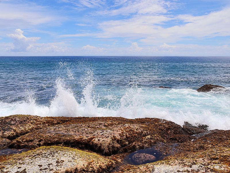 Vague océanique s'écrasant contre un rocher - embruns blancs devant une eau turquoise par MPfoto71